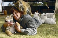 Žena (46) usíná ve stejné posteli s gepardy, lvy a tygry!