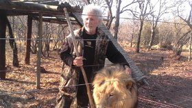 Lev rozsápal 70letého chovatele.