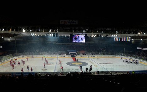 Lev (vlevo) a Riga. Premiéra KHL v Praze.