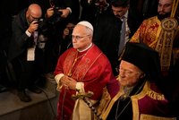 Papež Lev XIV. si v Istanbulu prošel Modrou mešitu. Nepomodlil se, Vatikán je zmaten