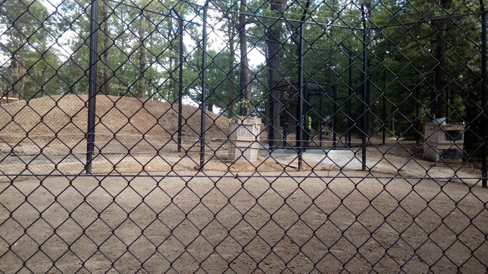 Nový brněnský lvinec leží na vrcholu celé zoo. Expozice využívá členitý terén.