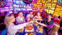 Nabídku pak doplňují různé druhy burgerů a quesadill, smažená mozarella, kuřecí stripsy, cibulové kroužky, chedarové koule i lehčí zeleninové saláty. Nabídku pak doplňují různé druhy burgerů a quesadill, smažená mozarella, kuřecí stripsy, cibulové kroužky, chedarové koule i lehčí zeleninové saláty.