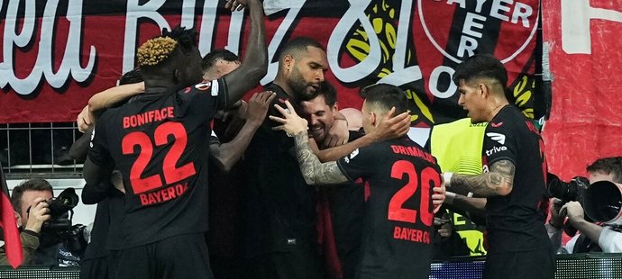 Hráči Leverkusenu slaví gól