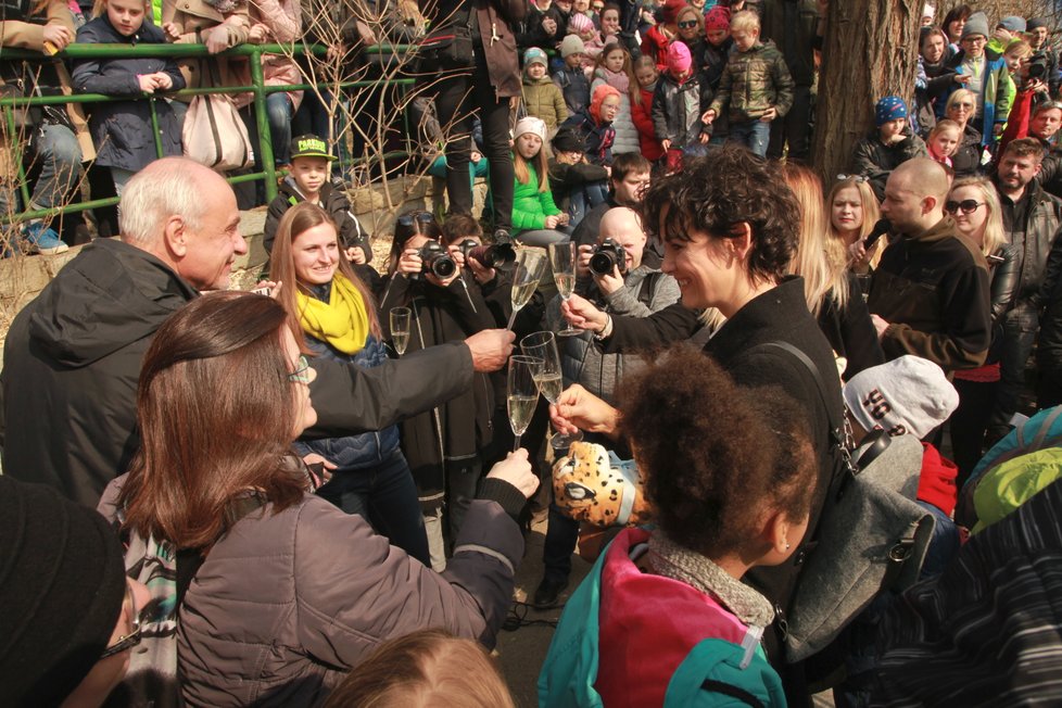 Michaela Salačová pokřtila v brněnské zoo levharty cejlonské, dostali jména Aruni (rozbřesk) a Ashanga (děs, hrůza).