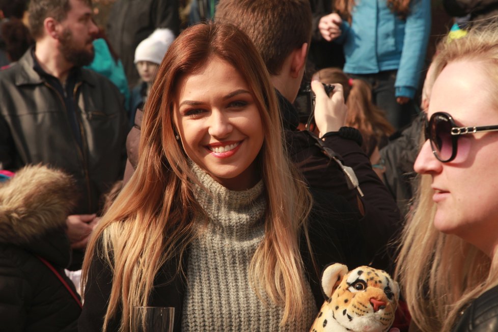 Lucie Kovandová pokřtila v brněnské zoo levharty cejlonské, dostali jména Aruni (rozbřesk) a Ashanga (děs, hrůza).