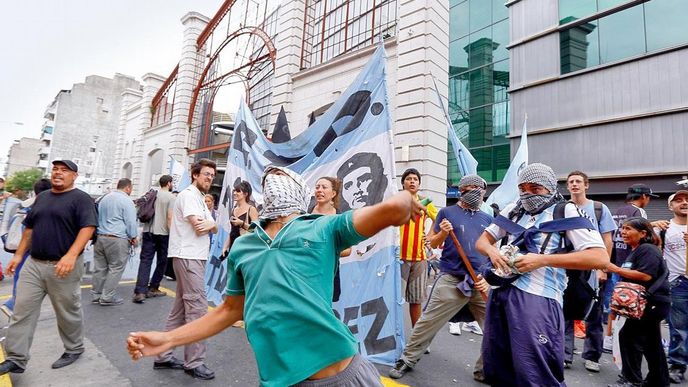 Levicoví demonstranti v Buenos Aires před supermarketem Coto protestují proti řetězcům