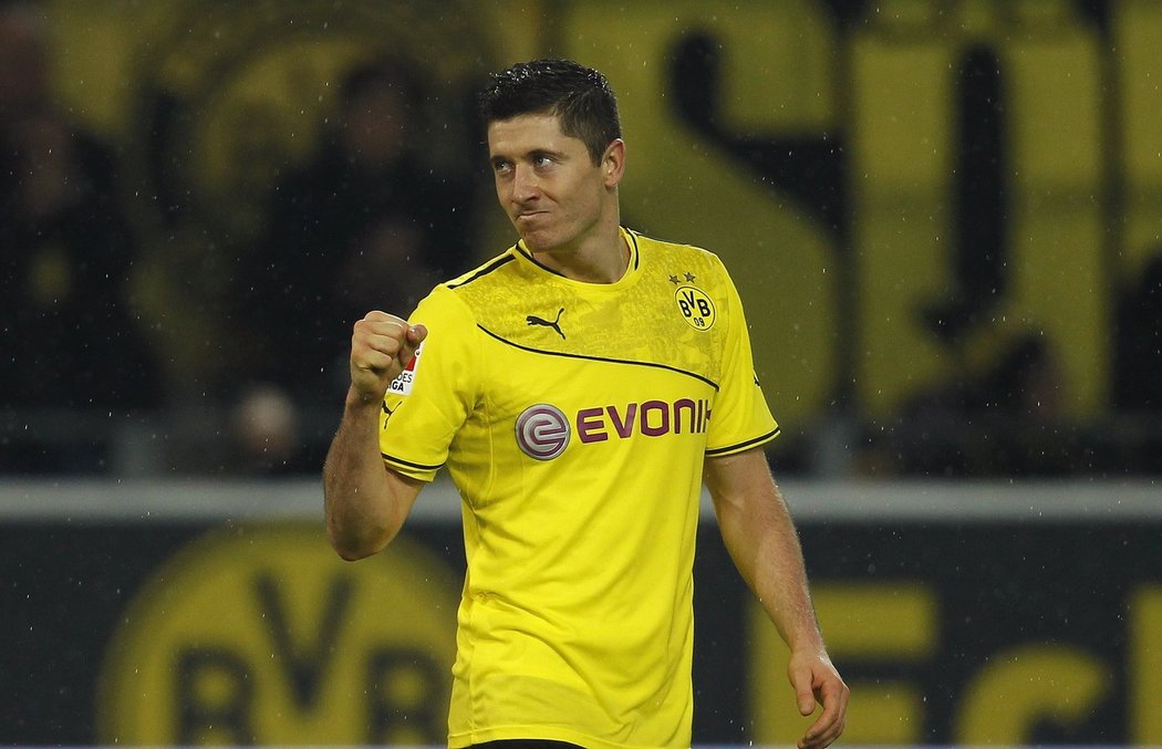 1) ROBERT LEWANDOVSKI  (Dortmund). Nejžhavějším hráčem na trhu bude jednoznačně pětadvacetiletý útočník Robert Lewandowski. V současnosti nastupuje v dresu Borussie Dortmund, ale po jeho kvalitách touží nejeden velkoklub. Nejčastěji se mluví o jeho příchodu do Bayernu Mnichov, ale zájem mají údajně  Arsenal, Chelsea, Manchester United i Real Madrid!