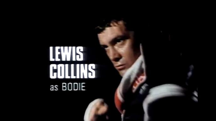Lewis Collins v osudové roli agenta Williama Bodieho.
