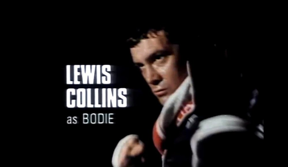 Lewis Collins v osudové roli agenta Williama Bodieho.