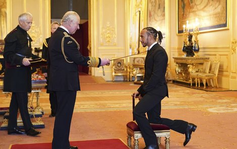 Lewis Hamilton se ve Winsdorském paláci dočkal velké pocty. Princ Charles ho uvedl do rytířského stavu.