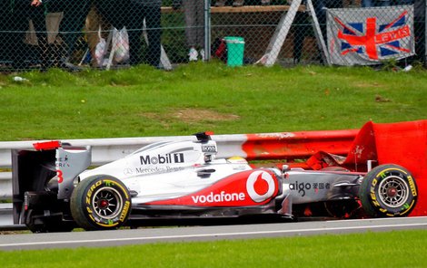 Lewis Hamilton musel »zaparkovat« svůj monopost u svodidel, dál to prostě nešlo.
