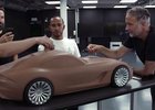 Lewis Hamilton navštívil designové centrum Mercedesu. Odhalil přitom omylem nový sporťák?