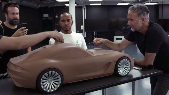 Lewis Hamilton navštívil designové centrum Mercedesu. Odhalil přitom omylem nový sporťák?