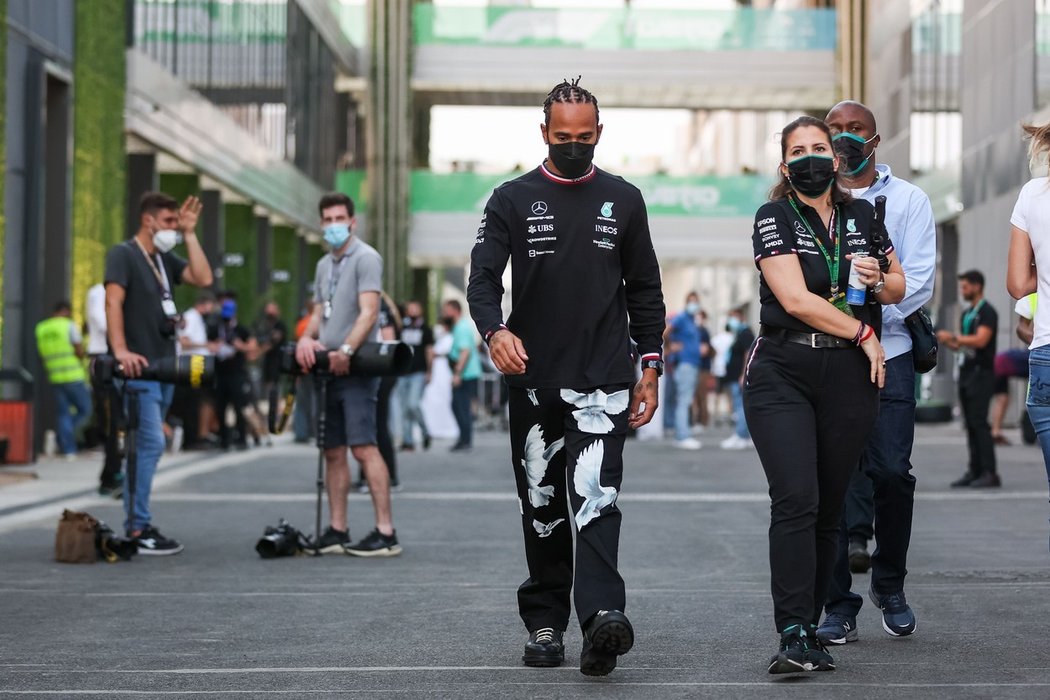 Lewis Hamilton má na Saudskou Arábii svůj názor. Ten vyjádřil také oblečením, ve kterém do paddocku v Dižddě přišel.