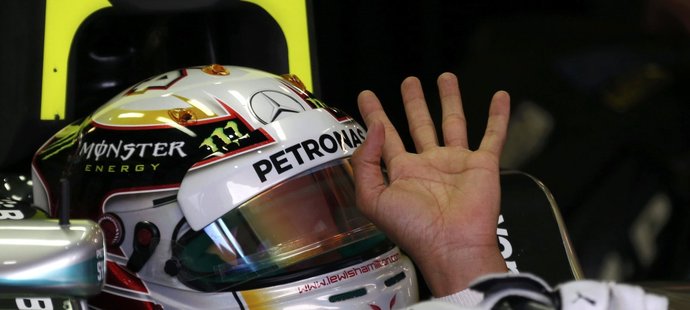 Deštivou kvalifikaci na úvodní závod seriálu formule 1 v Melbourne vyhrál Brit Lewis Hamilton