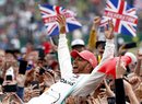 Přízeň fanoušků si pilot F1 Lewis Hamilton nejčastěji užívá po závodě v britském Silverstonu