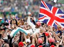 Přízeň fanoušků si pilot F1 Lewis Hamilton nejčastěji užívá po závodě v britském Silverstonu