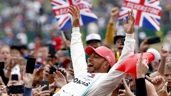 Ze závodníka fenoménem: Co dělá Hamilton nebo Rossi jinak?