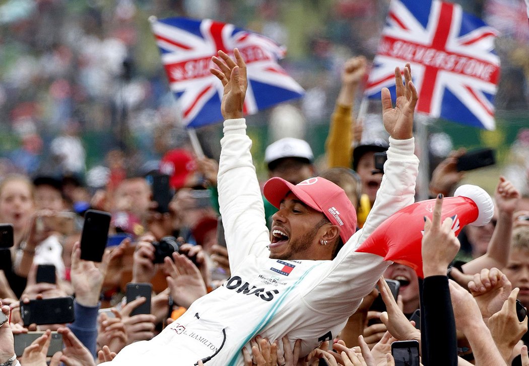 Přízeň fanoušků si pilot F1 Lewis Hamilton nejčastěji užívá po závodě v britském Silverstonu