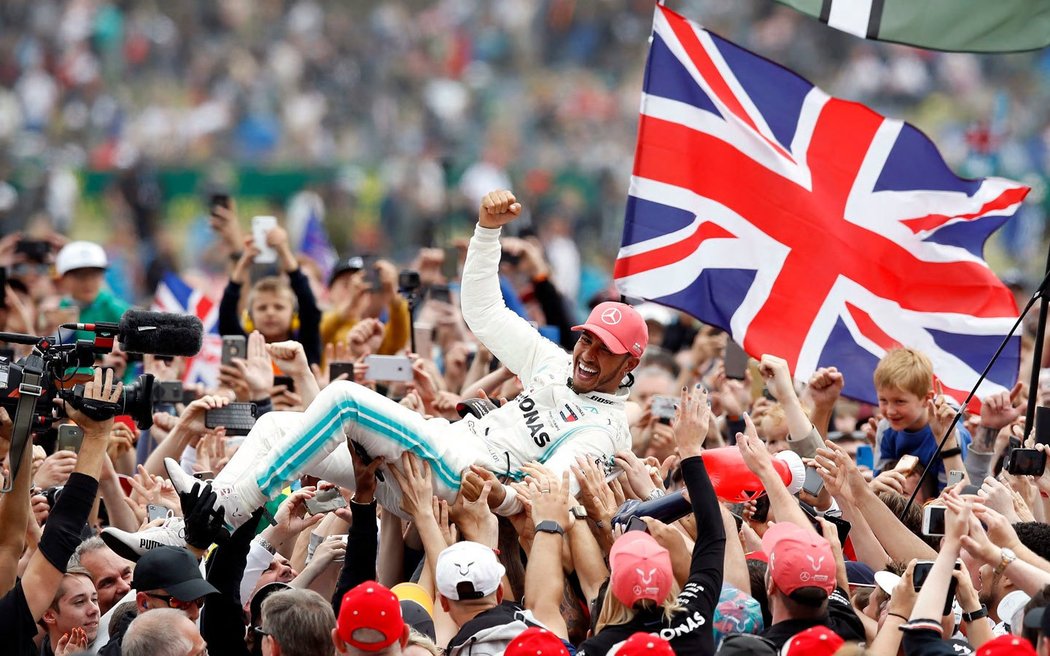 Přízeň fanoušků si pilot F1 Lewis Hamilton nejčastěji užívá po závodě v britském Silverstonu