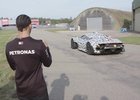 Lewis Hamilton si prohlédl Mercedes-AMG Project One. Prý zní jak závoďák!