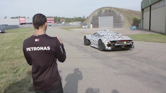 Lewis Hamilton si prohlédl Mercedes-AMG Project One. Prý zní jak závoďák!