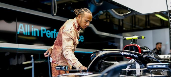 Lewis navštívil garáž Mercedesu