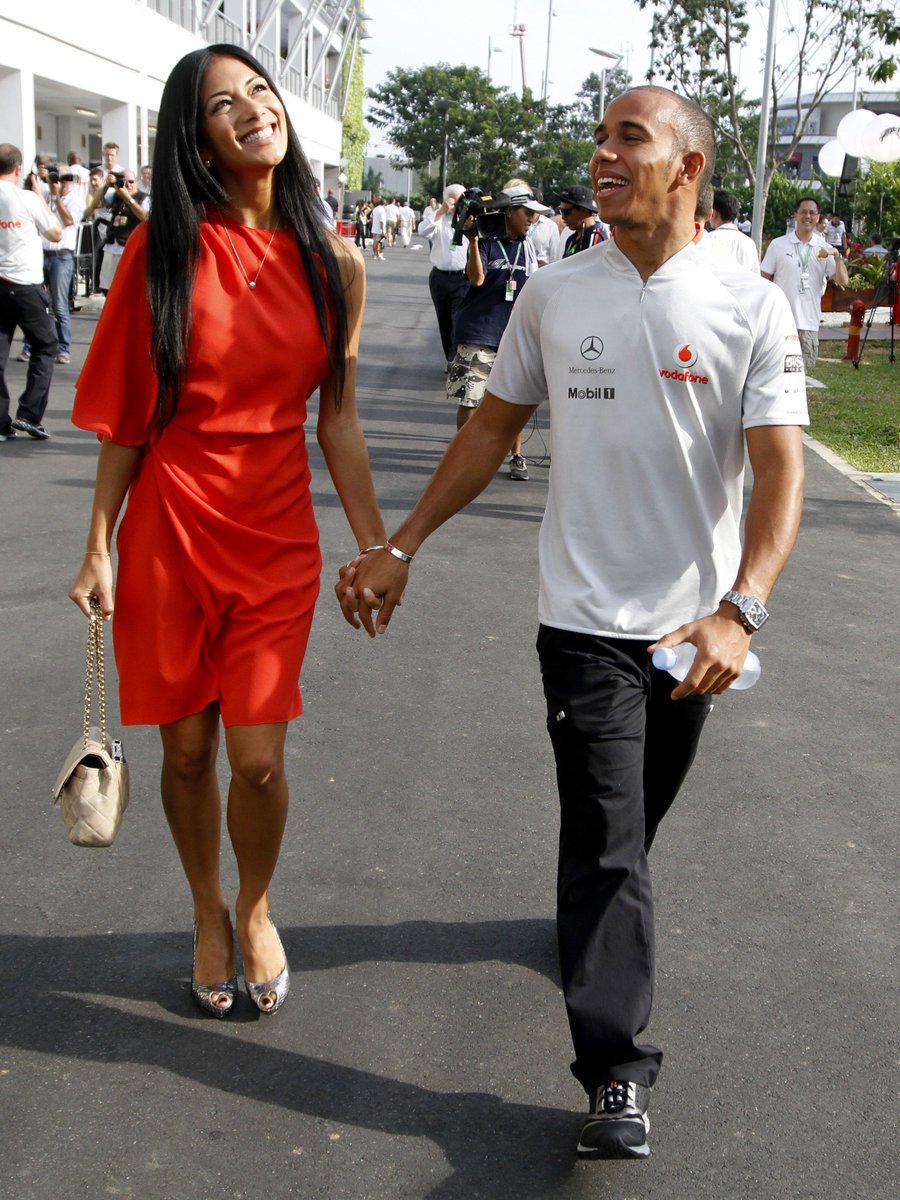 Lewis Hamilton (24) so svojou priateľkou Nicole Scherzingerovou (31).