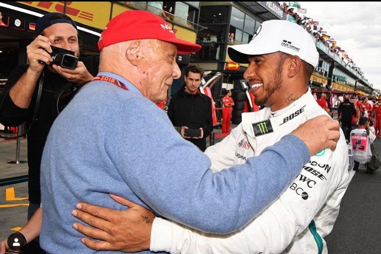 Šampion F1 Lewis Hamilton připomněl narozeniny zesnulé legendy Nikiho Laudy. 