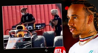 Tohle video může Hamiltona přijít hodně draho. Dotkl se rivalova auta?