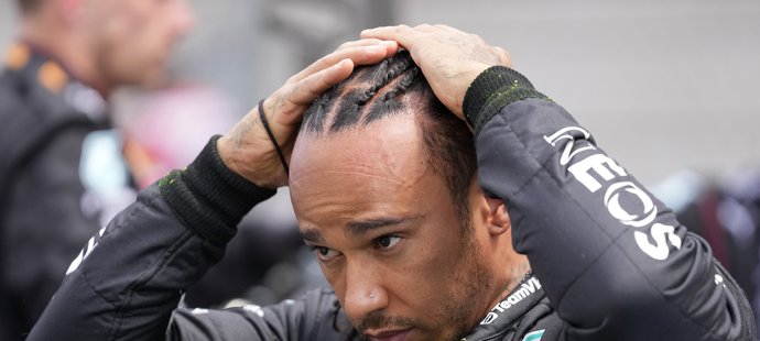 Lewis Hamilton sklidil od Verstappena výsměch. A další porážku.