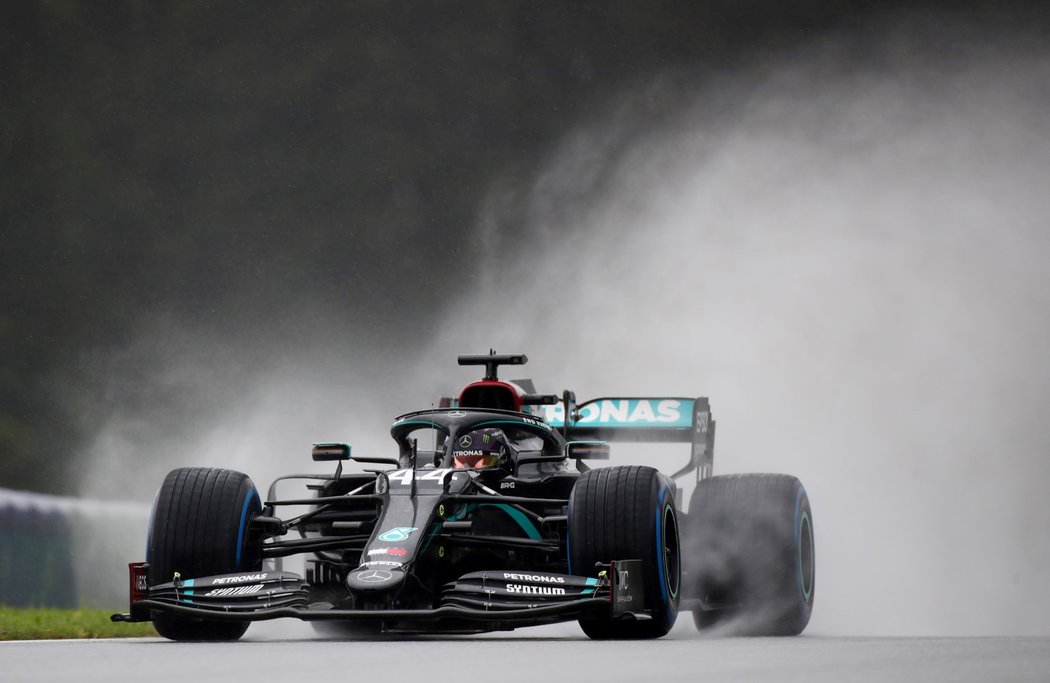 Lewis Hamilton ovládl deštivou kvalifikaci