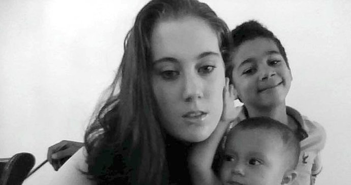 Vypadá jako milující matka. Lewthwaite pózuje se svými syny Abdullahem a Abdur-Rahmanem