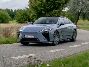 Nový Lexus ES je v Česku. Hybrid doplnily dva elektromobily a poprvé i čtyřkolka