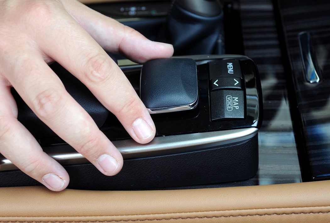 Se čtvrtou generací Lexus překvapivě opustil dotykový displej a přešel na Remote Control – systém podobný touch-padu či myši. Dnes je i ten beznadějně zastaralý.