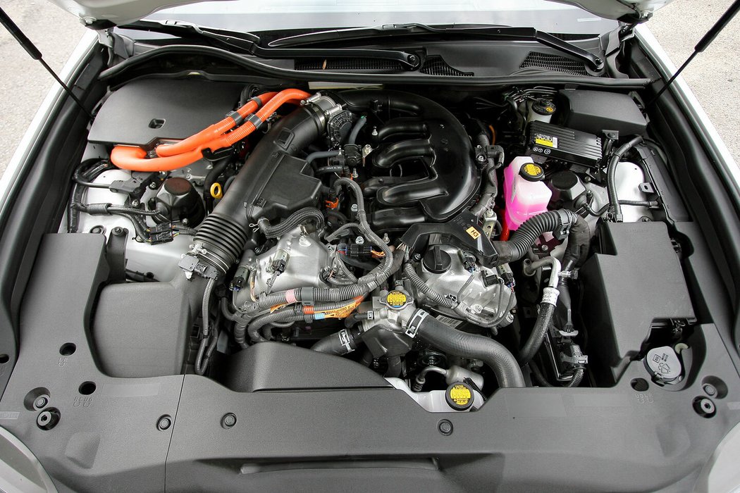 Hybridní motorizace 450h postavená na základě 3,5litrového šestiválce byla nejprodávanější. Z 202 v ČR prodaných kusů bylo takových celých 128.