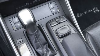Osmistupňový automat v IS 200t je fenomenální kus techniky a doručí snad větší zážitky než samotný motor Osmistupňový automat v IS 200t je fenomenální kus techniky a doručí snad větší zážitky než samotný motor
