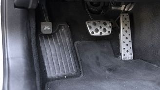 Hliníkové pedály jsou standardem pro sportovní výbavu. Parkovací brzda se ovládá nohou jako u starších mercedesů. Hliníkové pedály jsou standardem pro sportovní výbavu. Parkovací brzda se ovládá nohou jako u starších mercedesů.