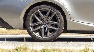 Pro F Sport jsou vyhrazena dvourozměrná 18" kola. Přední se lehce odřou, 225 mm široká pneu je nechrání. Vzadu je to s 255 mm lepší. Pro F Sport jsou vyhrazena dvourozměrná 18" kola. Přední se lehce odřou, 225 mm široká pneu je nechrání. Vzadu je to s 255 mm lepší.