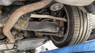 Zadní náprava je na kompaktní sedan velmi naddimenzovaná a vydrží statisíce kilometrů bez vůlí Zadní náprava je na kompaktní sedan velmi naddimenzovaná a vydrží statisíce kilometrů bez vůlí