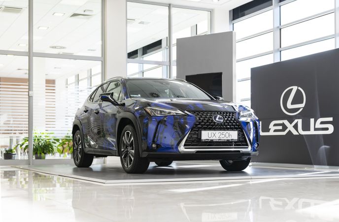 Lexus UX s ekologickým hybridním pohonem, který kombinuje klasický benzínový pohon a elektromotor. Navíc s designem Jana Černého.