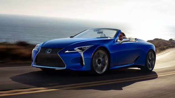 První Lexus LC 500 Convertible míří pod aukční kladívko. Výtěžek půjde na dobrou věc