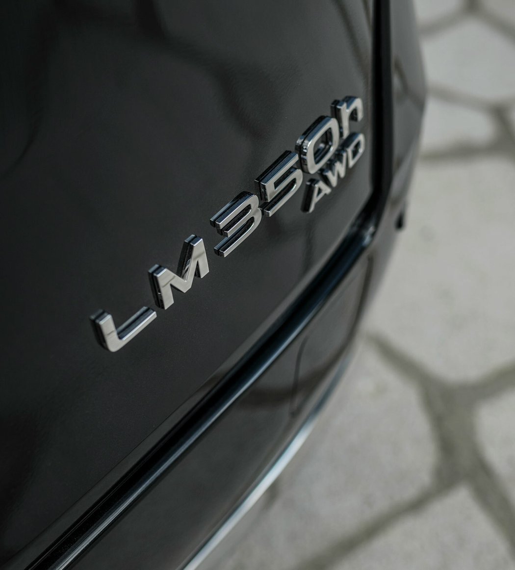 Lexus LM (4místný)