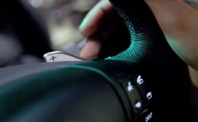 Video: Lexus natočil reklamu na řazení pod volantem