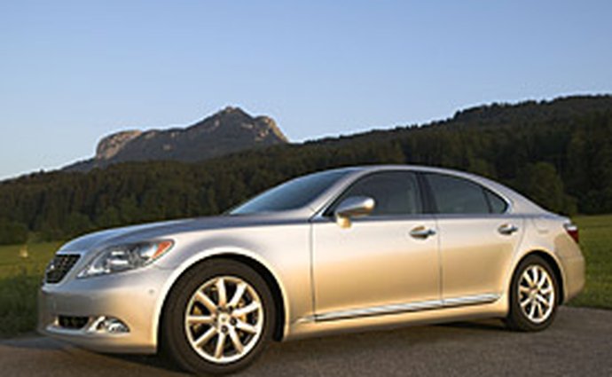 Lexus: Plošné snížení cen o 85 až 245 tisíc Kč. Zatím do června.