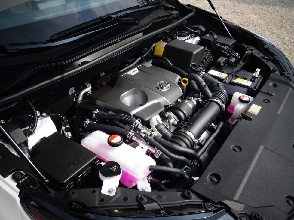 Lexus NX využívá platformu Toyoty RAV 4 s příčně uloženým motorem i převodovkou