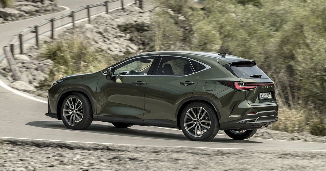 Lexus NX vyjíždí standardně na 18“ kolech, alternativou jsou 20“. Jízdním vlastnostem prospělo rozšíření rozchodu o 35 mm (vpředu), respektive 55 mm vzadu, a také o 20 mm nižší těžiště.