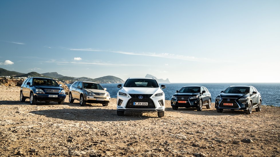 Lexus nám na Ibize připomněl, že staví auta už třicet let. SUV RX je historicky nejúspěšnější model značky, ve čtyřech generacích se ho prodalo přes tři miliony kusů. Ve druhé se poprvé objevil hybrid, dnes v Evropě nabízený jako jediný pohon. 