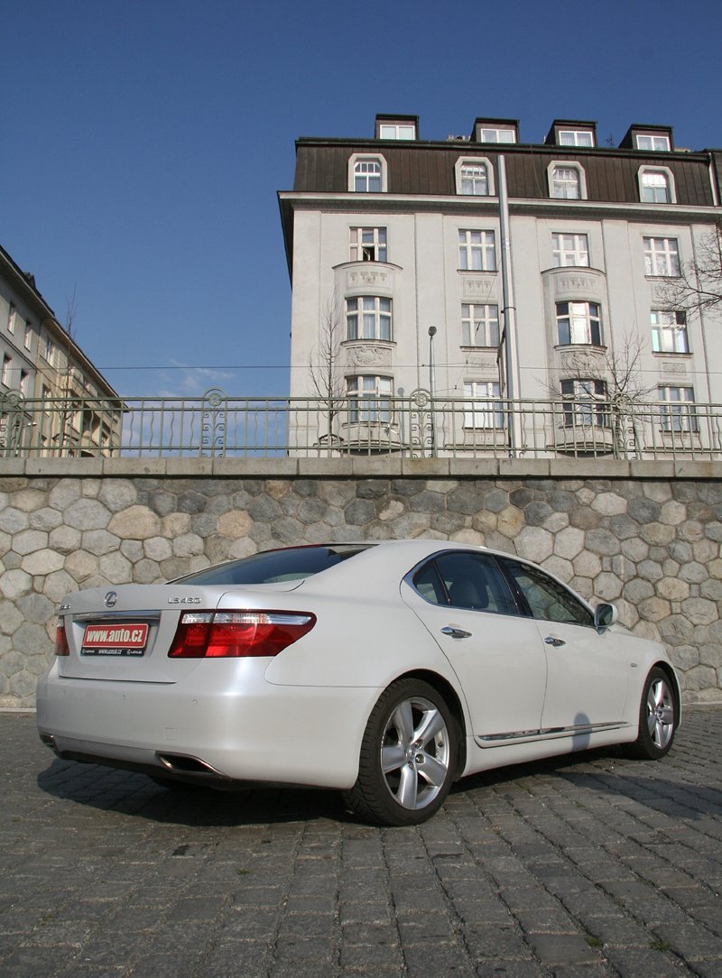 Lexus LS