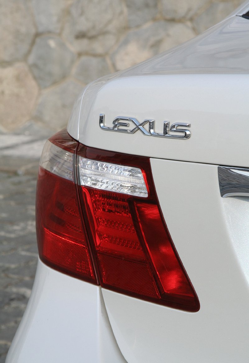 Lexus LS